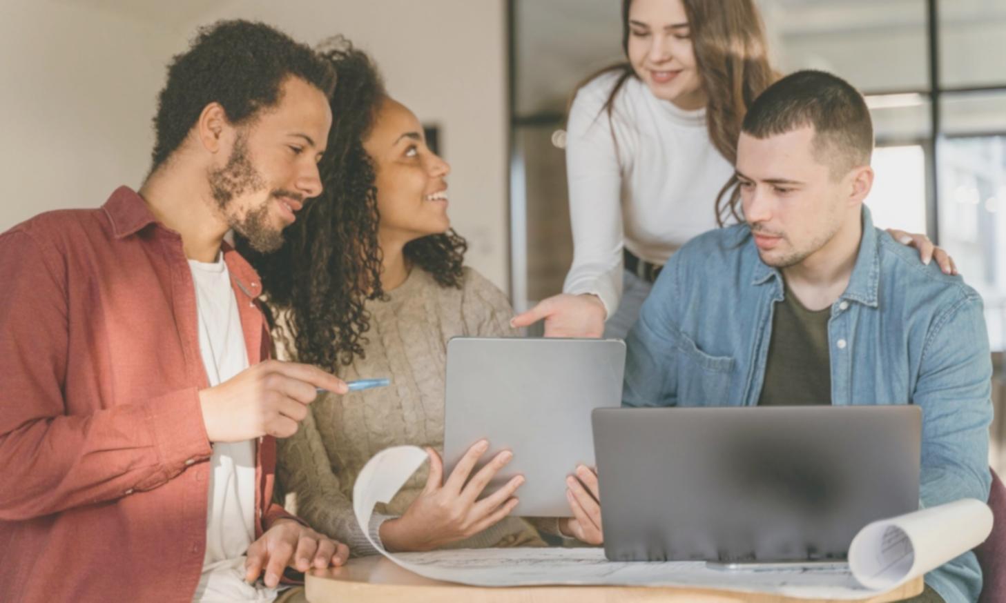 Espace de travail professionnel avec documents financiers