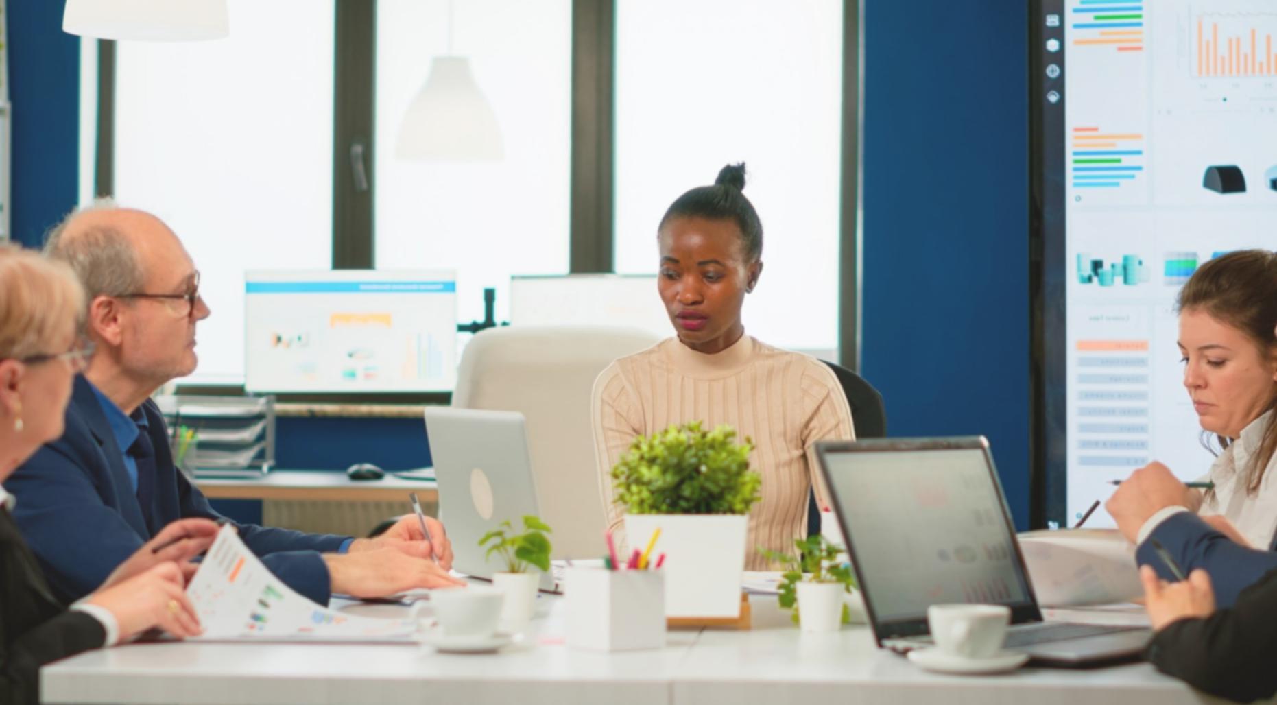 Espace de travail organisé avec documents financiers
